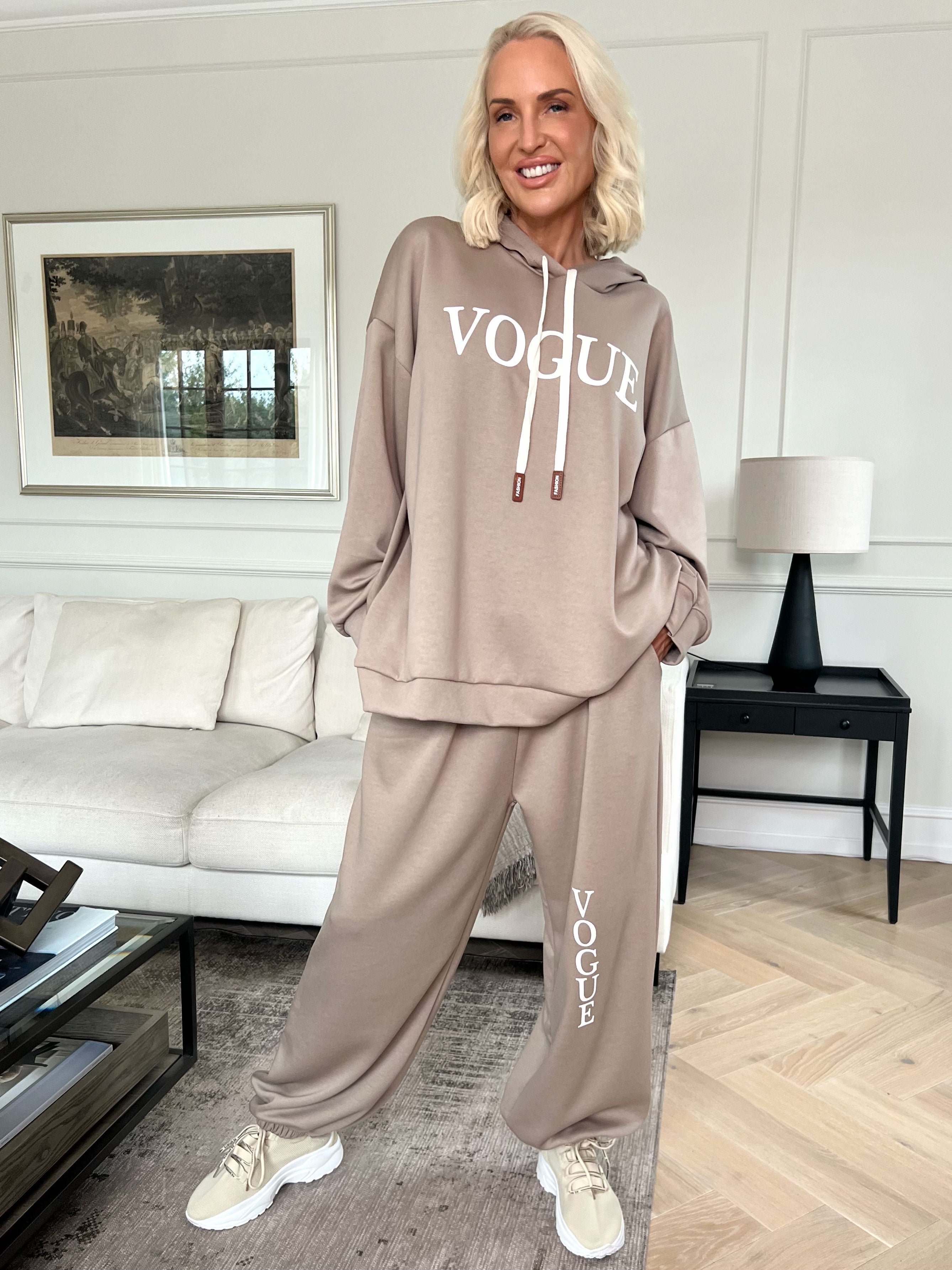 Winona - Blødt oversized joggingsæt i viskose med Vogue stående på bluse og bukser